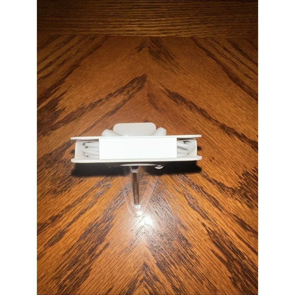 Apple‎ EarPods (with either a Lightning or 3.5mm/USB-C plug)